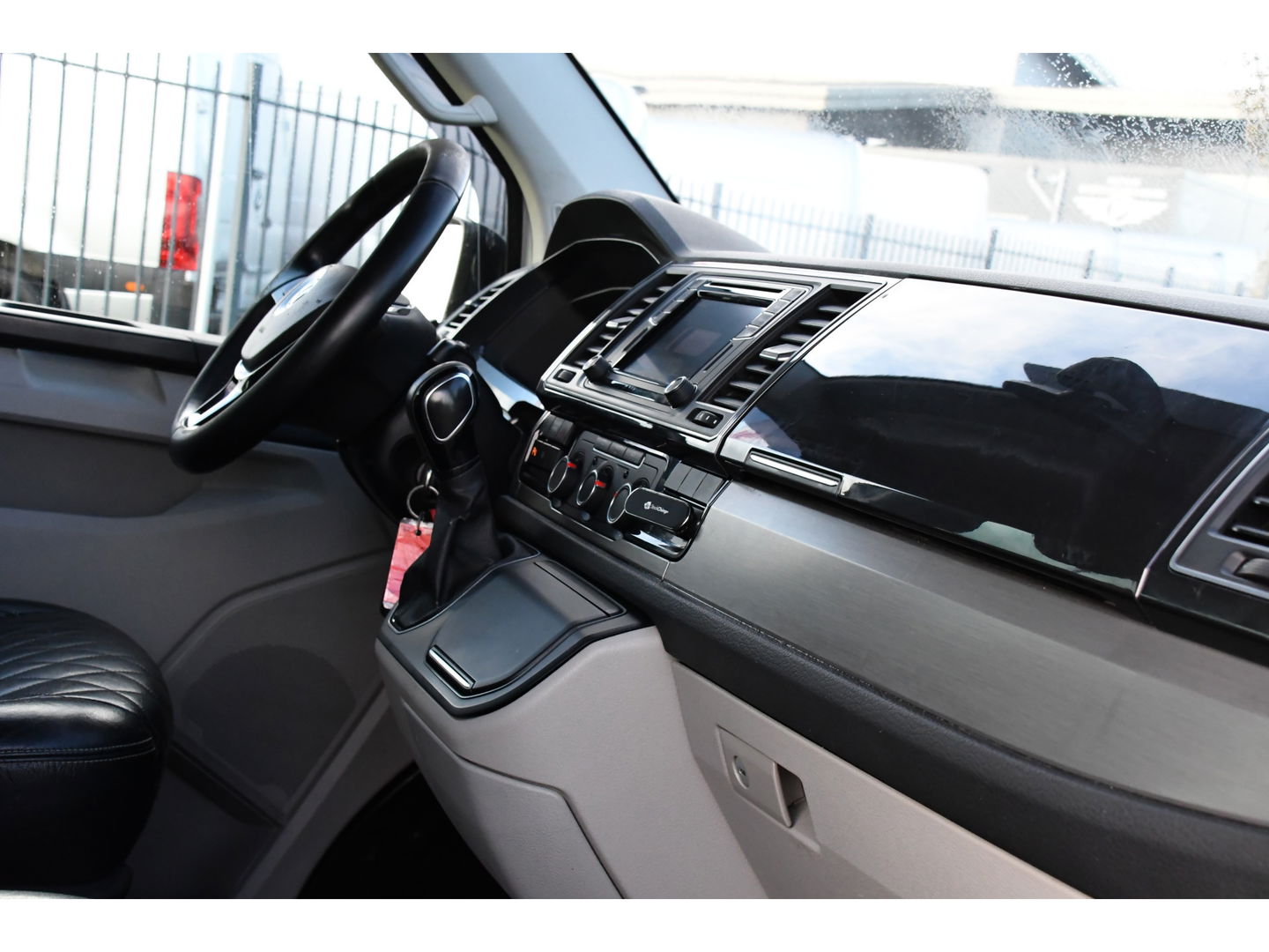 Volkswagen Transporter 2.0 TDI L2H1 DC Bulli Adaptieve Cruise, Carplay, EURO 6, Sensoren, Leder, LED, Automaat, Multimedia, Trekhaak, 2 x Schuifdeur, Uniek!