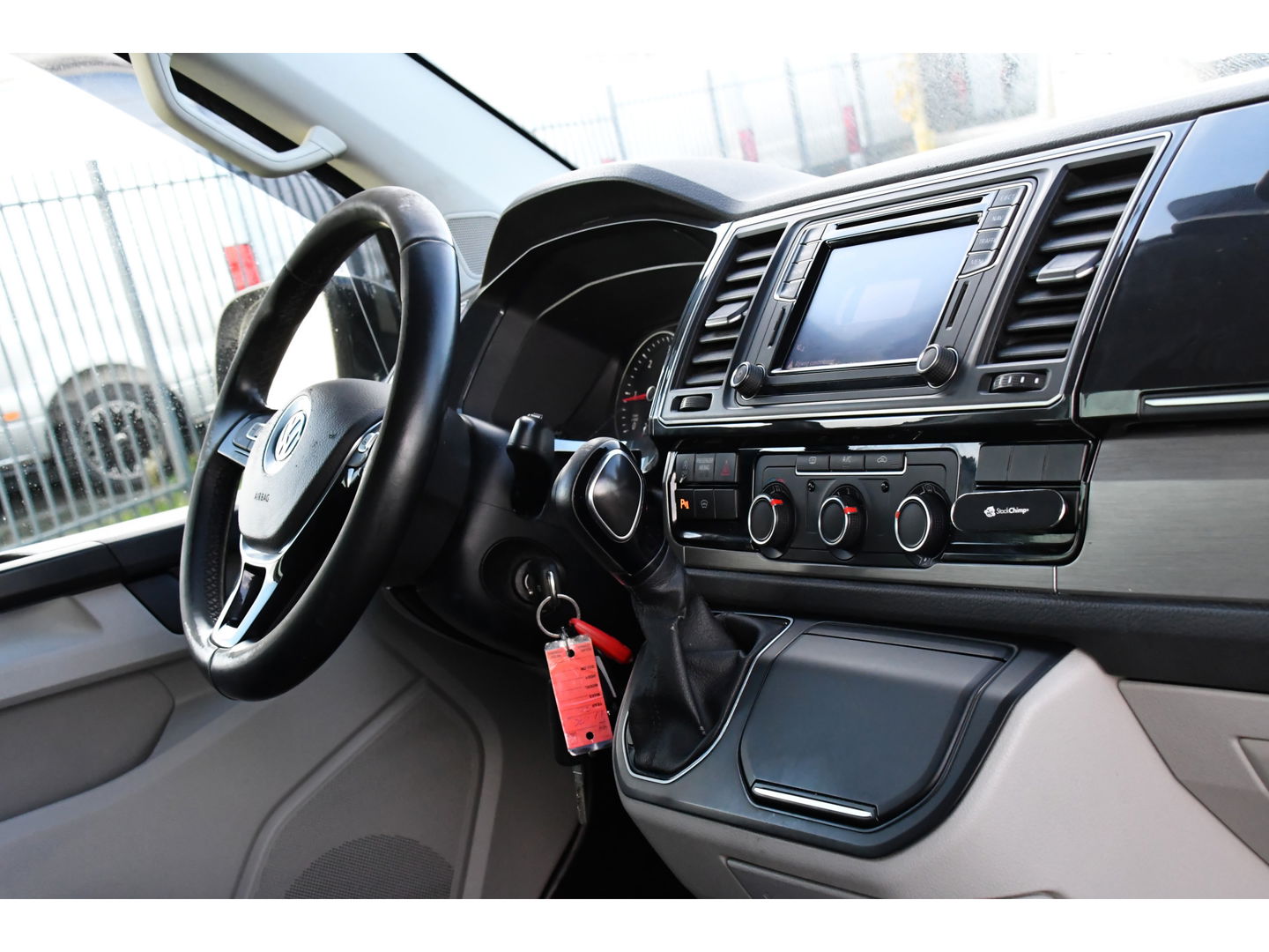 Volkswagen Transporter 2.0 TDI L2H1 DC Bulli Adaptieve Cruise, Carplay, EURO 6, Sensoren, Leder, LED, Automaat, Multimedia, Trekhaak, 2 x Schuifdeur, Uniek!