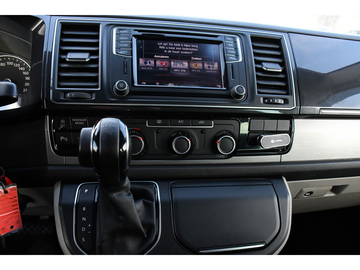 Volkswagen Transporter 2.0 TDI L2H1 DC Bulli Adaptieve Cruise, Carplay, EURO 6, Sensoren, Leder, LED, Automaat, Multimedia, Trekhaak, 2 x Schuifdeur, Uniek!