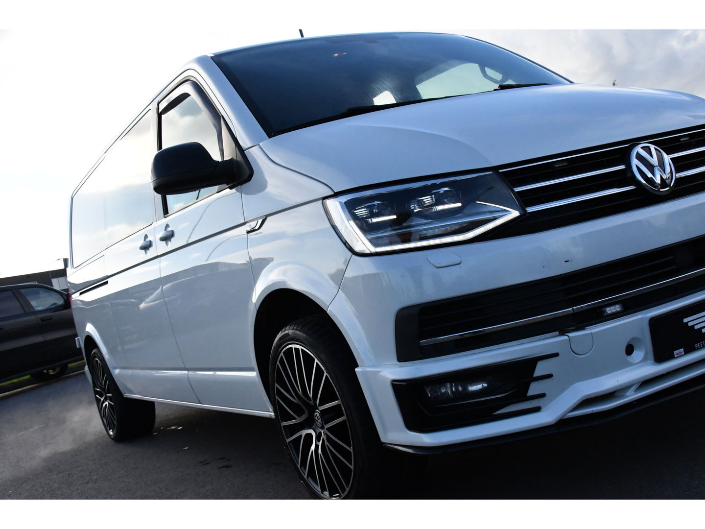 Volkswagen Transporter 2.0 TDI L2H1 DC Bulli Adaptieve Cruise, Carplay, EURO 6, Sensoren, Leder, LED, Automaat, Multimedia, Trekhaak, 2 x Schuifdeur, Uniek!
