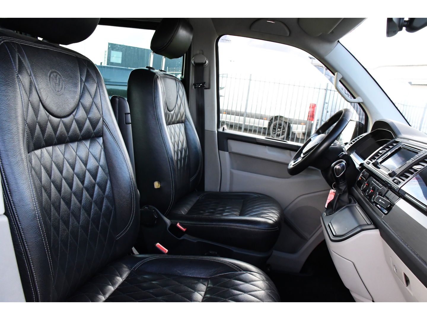Volkswagen Transporter 2.0 TDI L2H1 DC Bulli Adaptieve Cruise, Carplay, EURO 6, Sensoren, Leder, LED, Automaat, Multimedia, Trekhaak, 2 x Schuifdeur, Uniek!
