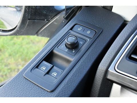 Volkswagen Transporter 2.0 TDI L2H1 DC Bulli Adaptieve Cruise, Carplay, EURO 6, Sensoren, Leder, LED, Automaat, Multimedia, Trekhaak, 2 x Schuifdeur, Uniek!