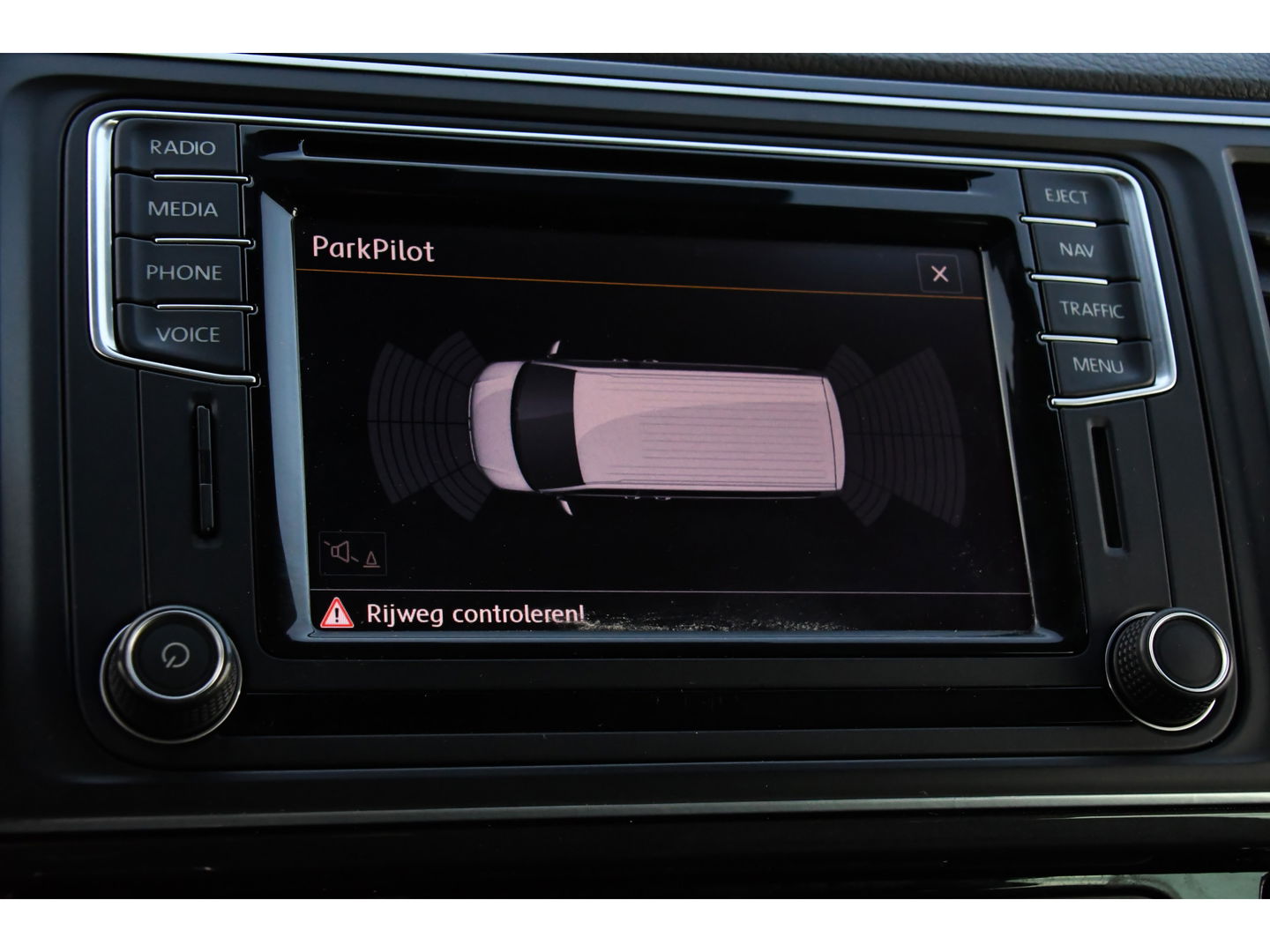 Volkswagen Transporter 2.0 TDI L2H1 DC Bulli Adaptieve Cruise, Carplay, EURO 6, Sensoren, Leder, LED, Automaat, Multimedia, Trekhaak, 2 x Schuifdeur, Uniek!