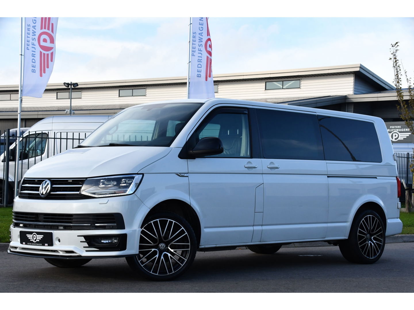 Volkswagen Transporter 2.0 TDI L2H1 DC Bulli Adaptieve Cruise, Carplay, EURO 6, Sensoren, Leder, LED, Automaat, Multimedia, Trekhaak, 2 x Schuifdeur, Uniek!