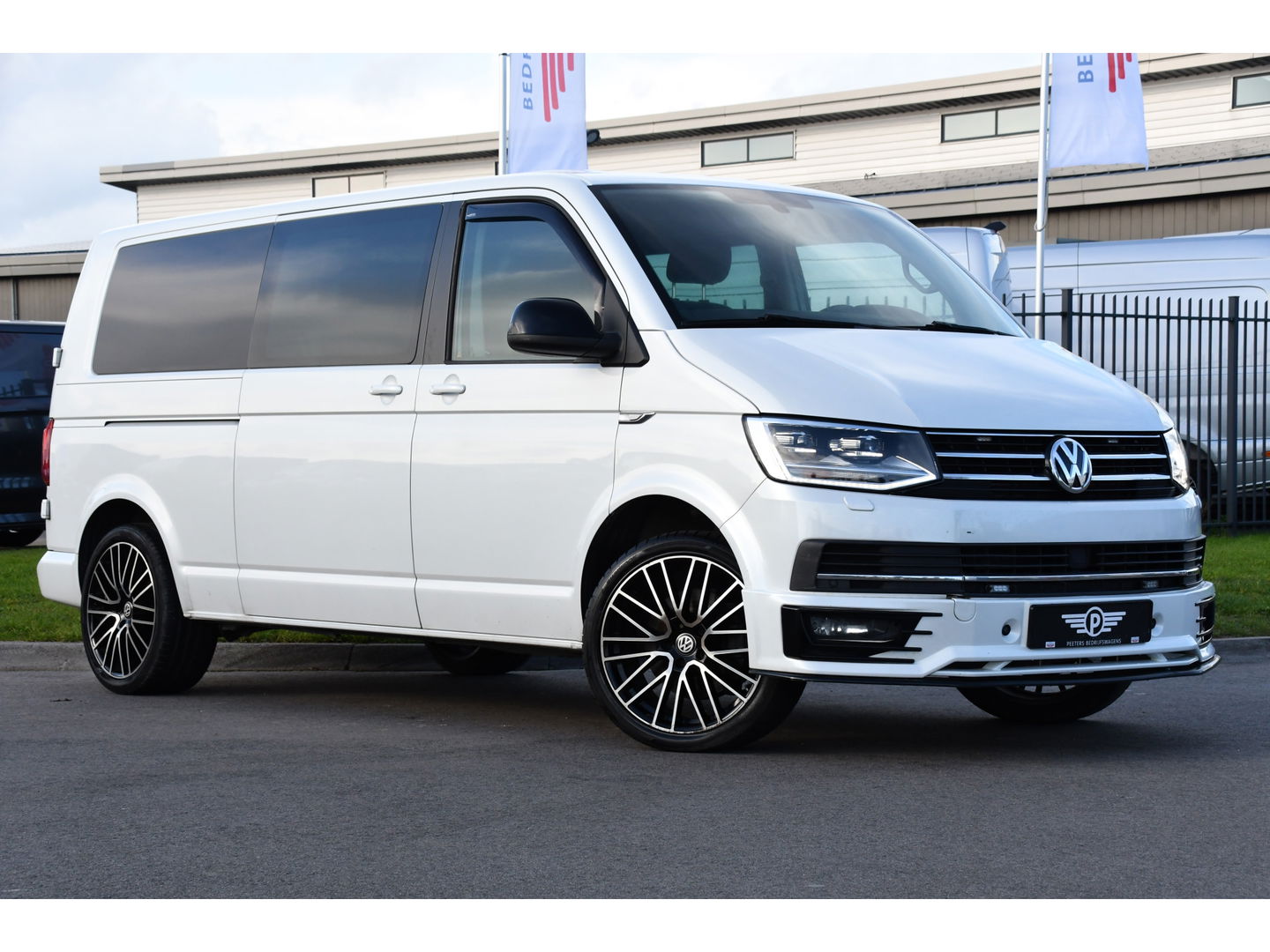 Volkswagen Transporter 2.0 TDI L2H1 DC Bulli Adaptieve Cruise, Carplay, EURO 6, Sensoren, Leder, LED, Automaat, Multimedia, Trekhaak, 2 x Schuifdeur, Uniek!