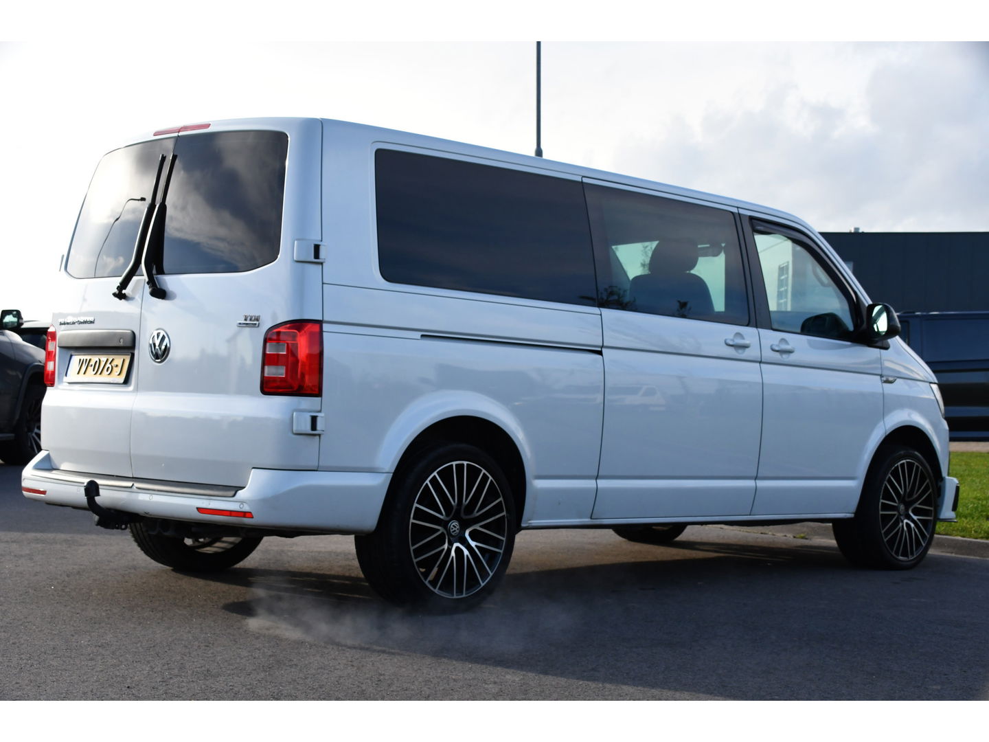 Volkswagen Transporter 2.0 TDI L2H1 DC Bulli Adaptieve Cruise, Carplay, EURO 6, Sensoren, Leder, LED, Automaat, Multimedia, Trekhaak, 2 x Schuifdeur, Uniek!