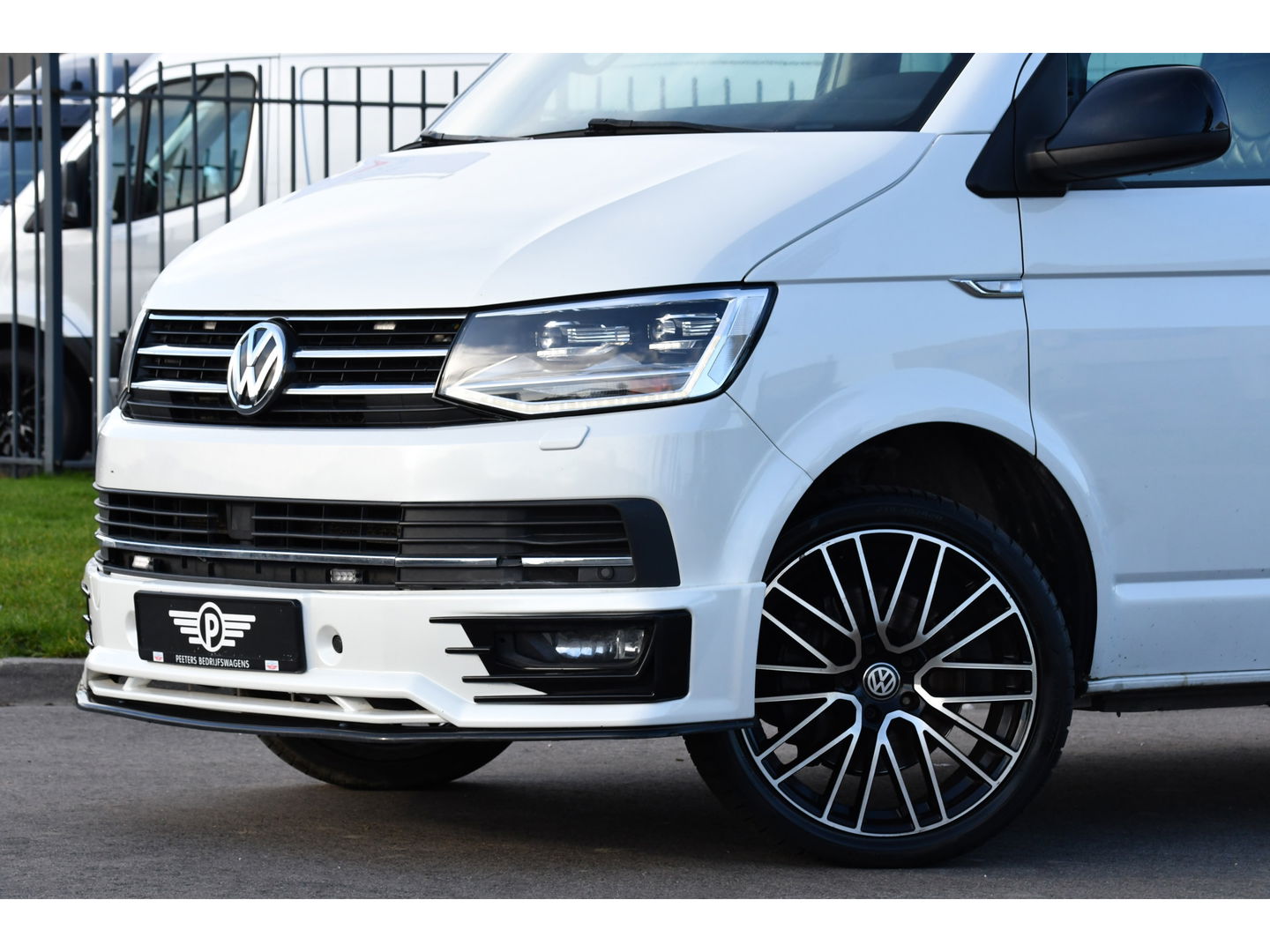 Volkswagen Transporter 2.0 TDI L2H1 DC Bulli Adaptieve Cruise, Carplay, EURO 6, Sensoren, Leder, LED, Automaat, Multimedia, Trekhaak, 2 x Schuifdeur, Uniek!