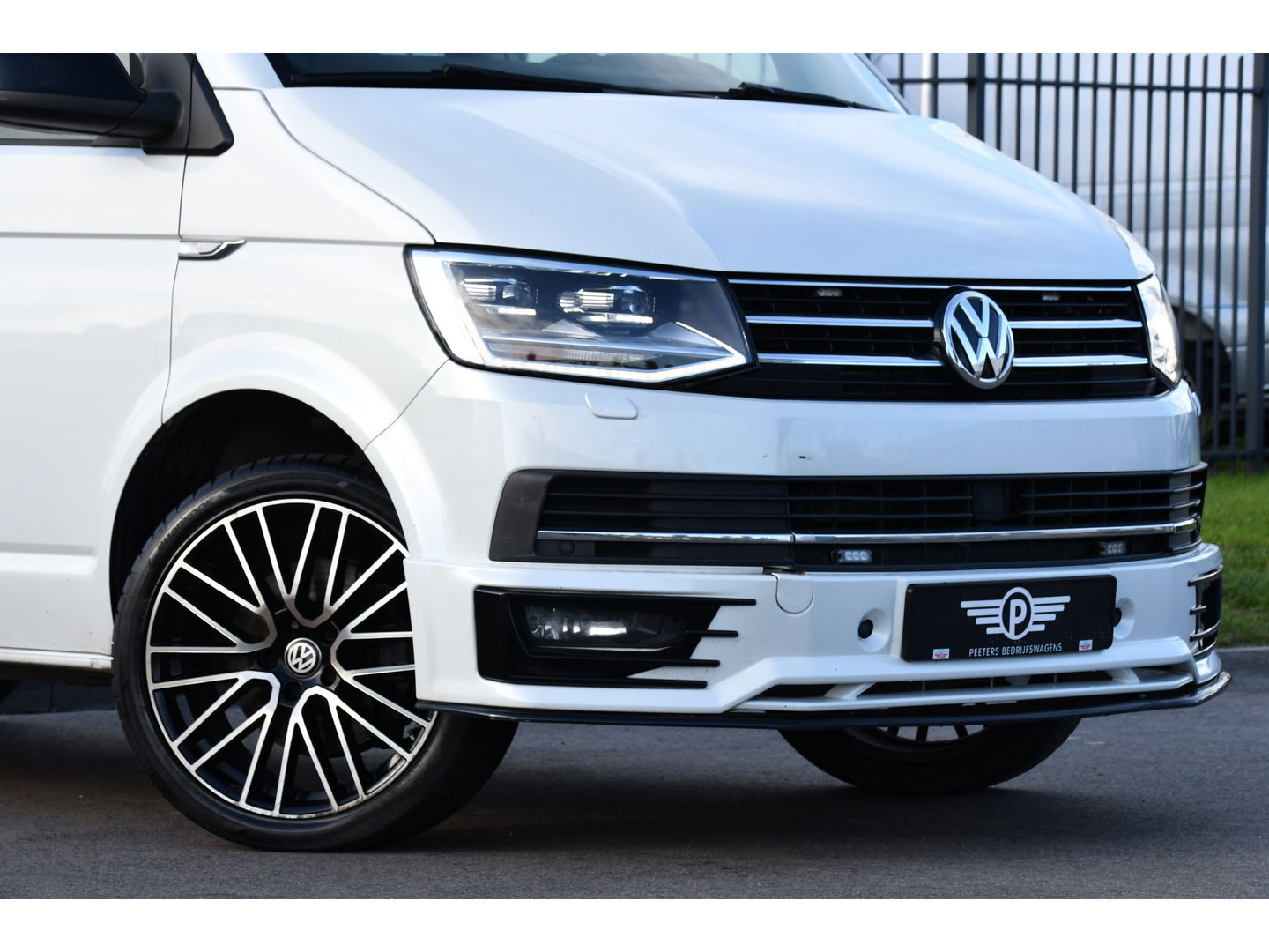 Volkswagen Transporter 2.0 TDI L2H1 DC Bulli Adaptieve Cruise, Carplay, EURO 6, Sensoren, Leder, LED, Automaat, Multimedia, Trekhaak, 2 x Schuifdeur, Uniek!