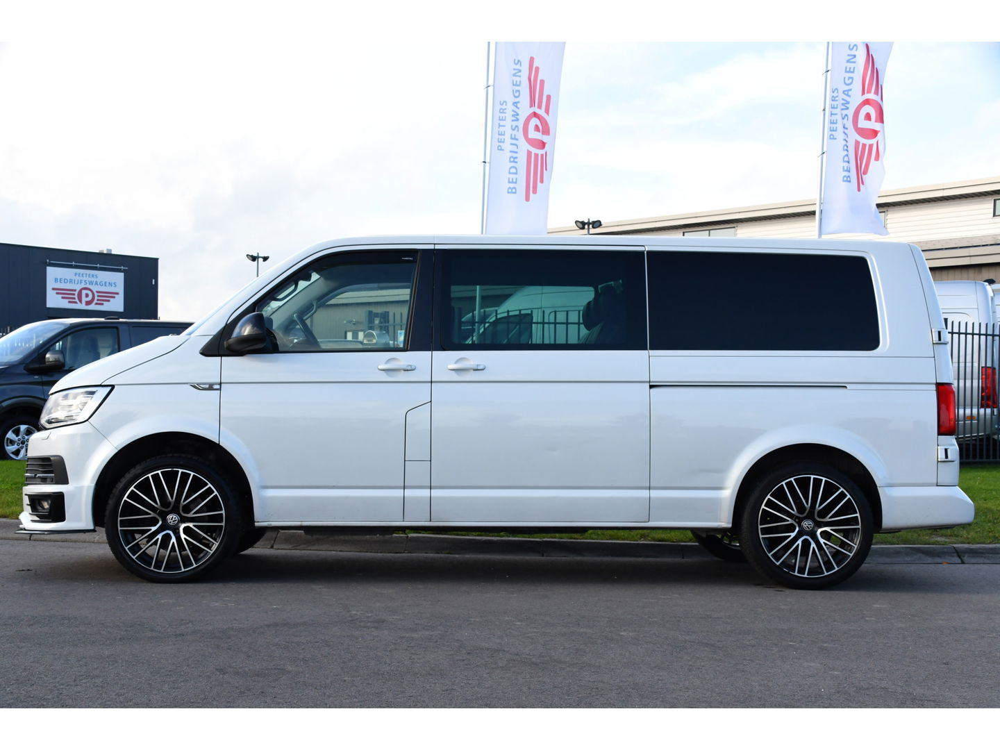 Volkswagen Transporter 2.0 TDI L2H1 DC Bulli Adaptieve Cruise, Carplay, EURO 6, Sensoren, Leder, LED, Automaat, Multimedia, Trekhaak, 2 x Schuifdeur, Uniek!