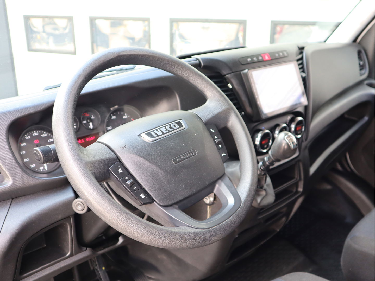 Iveco Daily 35S14 136pk Euro 6 - L2H2 - Trekhaak - Cruise - Airco