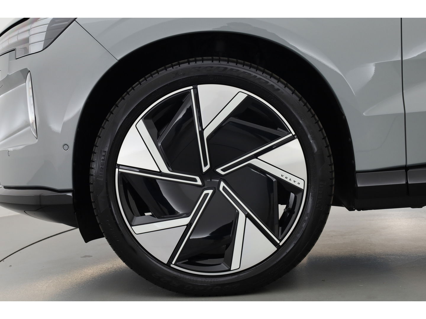 Volvo EX90 Twin Motor Plus 7p. 111 kWh | HUD | Luchtvering | Elek. Trekhaak | CarPlay | 360cam | B&W