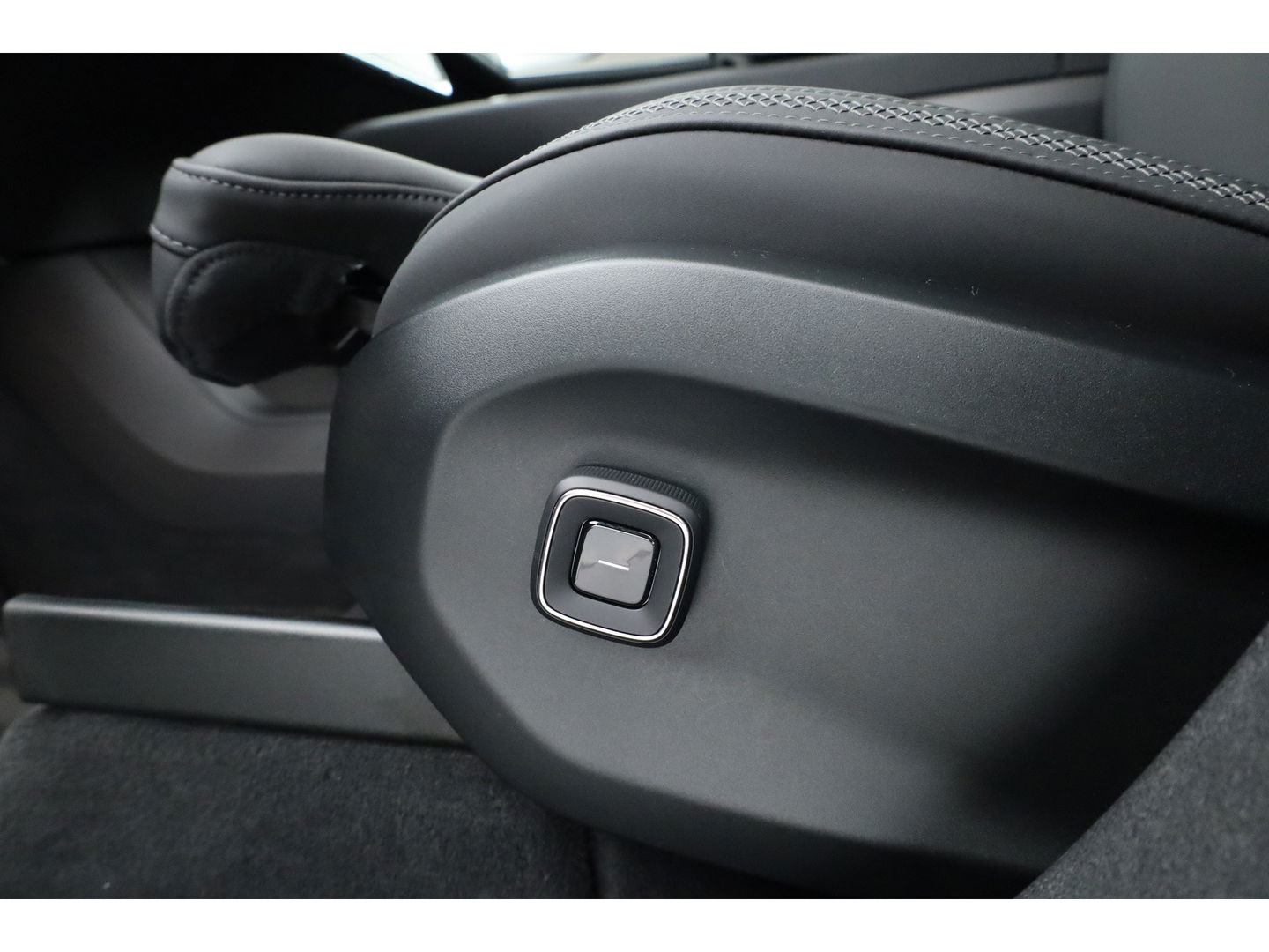 Volvo EX90 Twin Motor Plus 7p. 111 kWh | HUD | Luchtvering | Elek. Trekhaak | CarPlay | 360cam | B&W