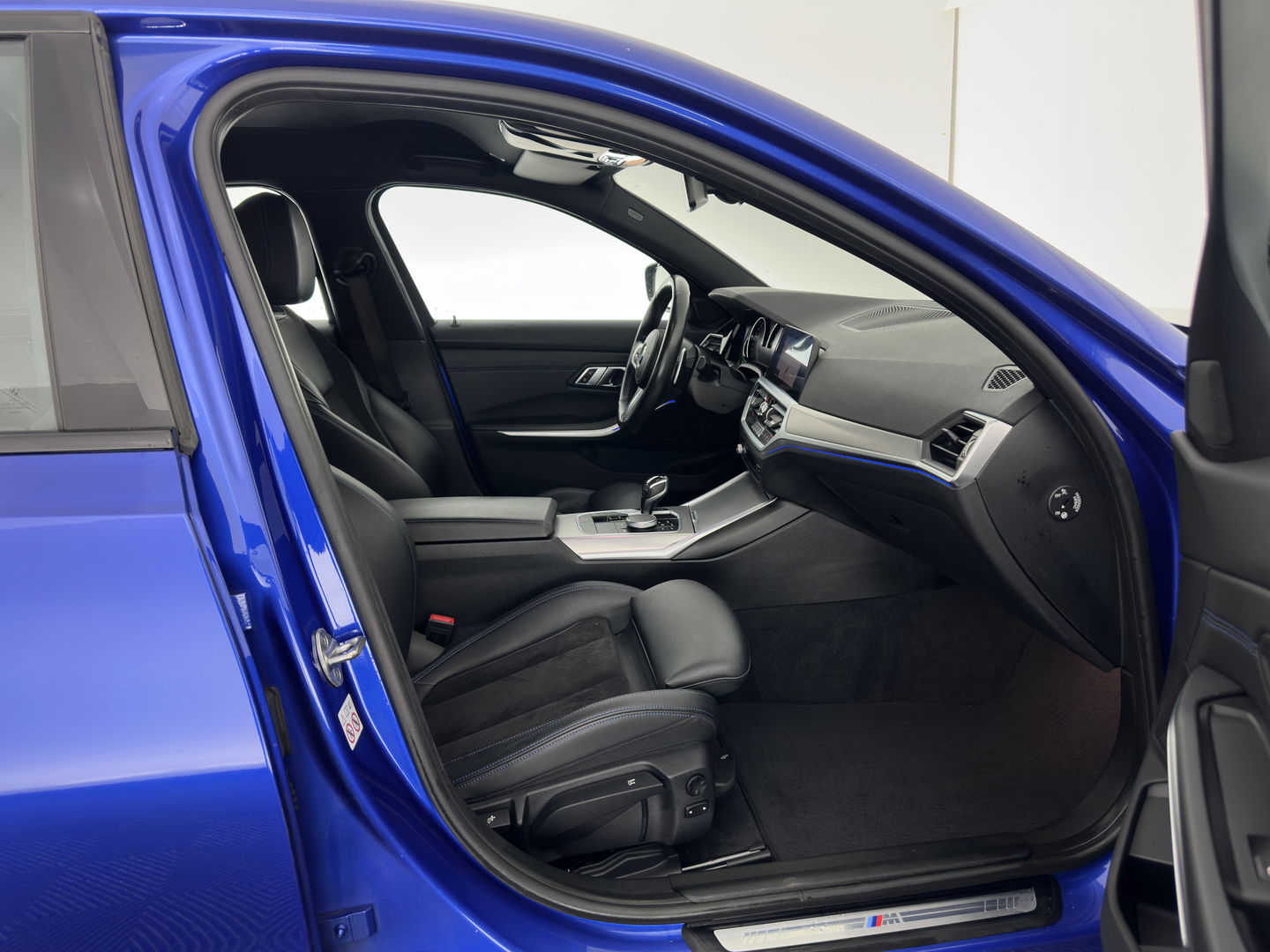 BMW 3-serie 320i High Executive M-Sportpack (INCL.BTW) *LEATHER-MICROFIBRE | FULL-LED | HEATED-SPORTSEATS | BLIND-SPOT | HIFI-SOUND | KEYLESS | NAVI-FULLMAP | ECC | PDC | CRUISE | 20''ALU*