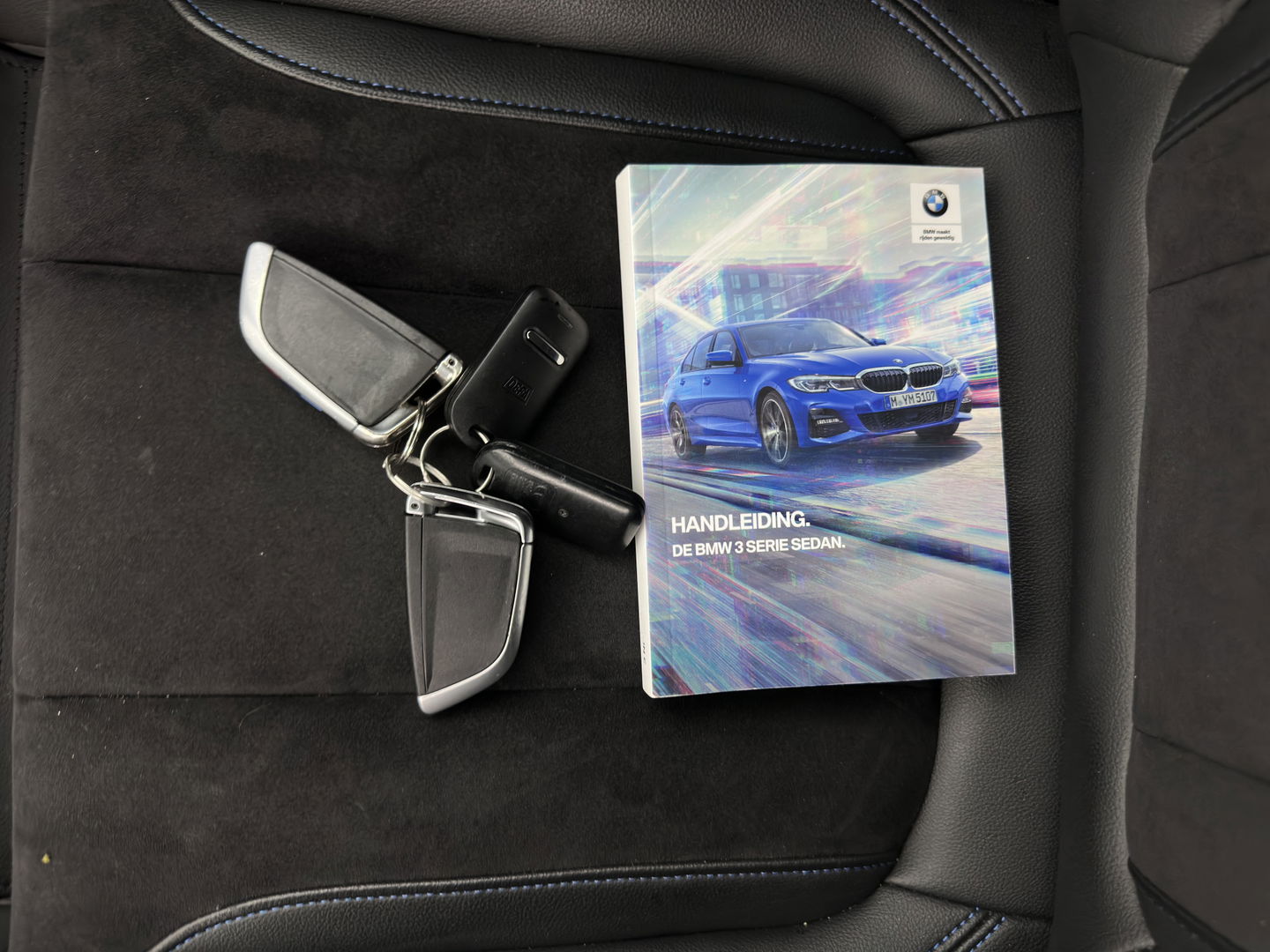 BMW 3-serie 320i High Executive M-Sportpack (INCL.BTW) *LEATHER-MICROFIBRE | FULL-LED | HEATED-SPORTSEATS | BLIND-SPOT | HIFI-SOUND | KEYLESS | NAVI-FULLMAP | ECC | PDC | CRUISE | 20''ALU*