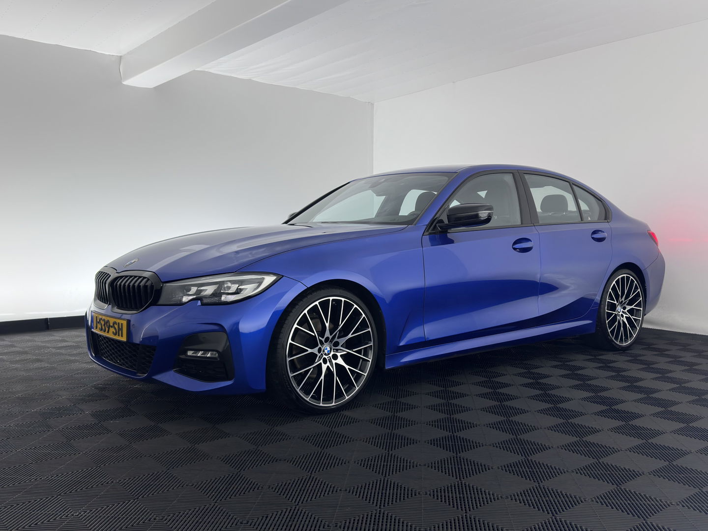 BMW 3-serie 320i High Executive M-Sportpack (INCL.BTW) *LEATHER-MICROFIBRE | FULL-LED | HEATED-SPORTSEATS | BLIND-SPOT | HIFI-SOUND | KEYLESS | NAVI-FULLMAP | ECC | PDC | CRUISE | 20''ALU*