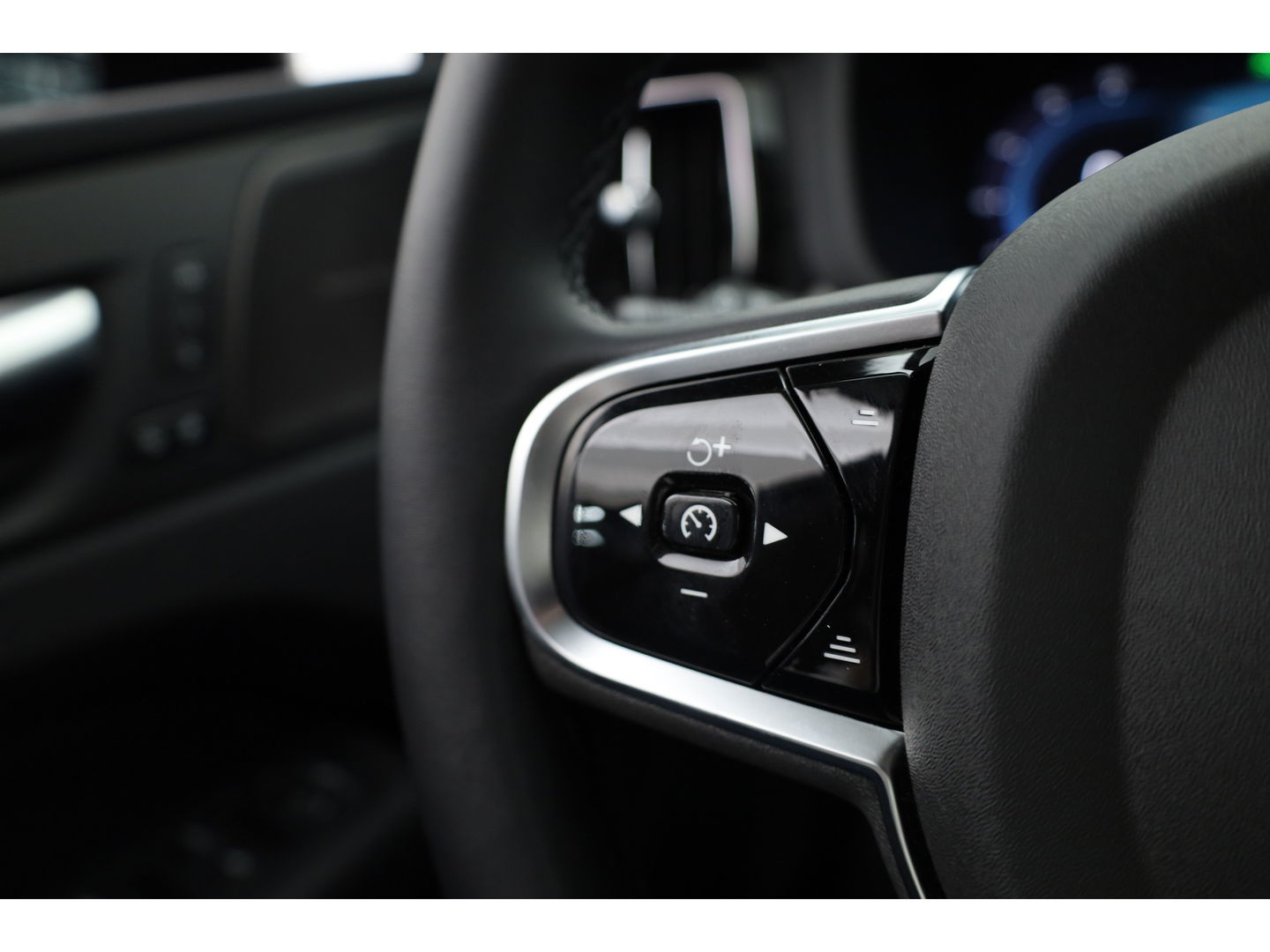 Volvo XC60 2.0 T8 Plug-in hybrid AWD Ultimate Dark | Head-up | 360 camera | Pano-dak | Stoel + stuurverw.