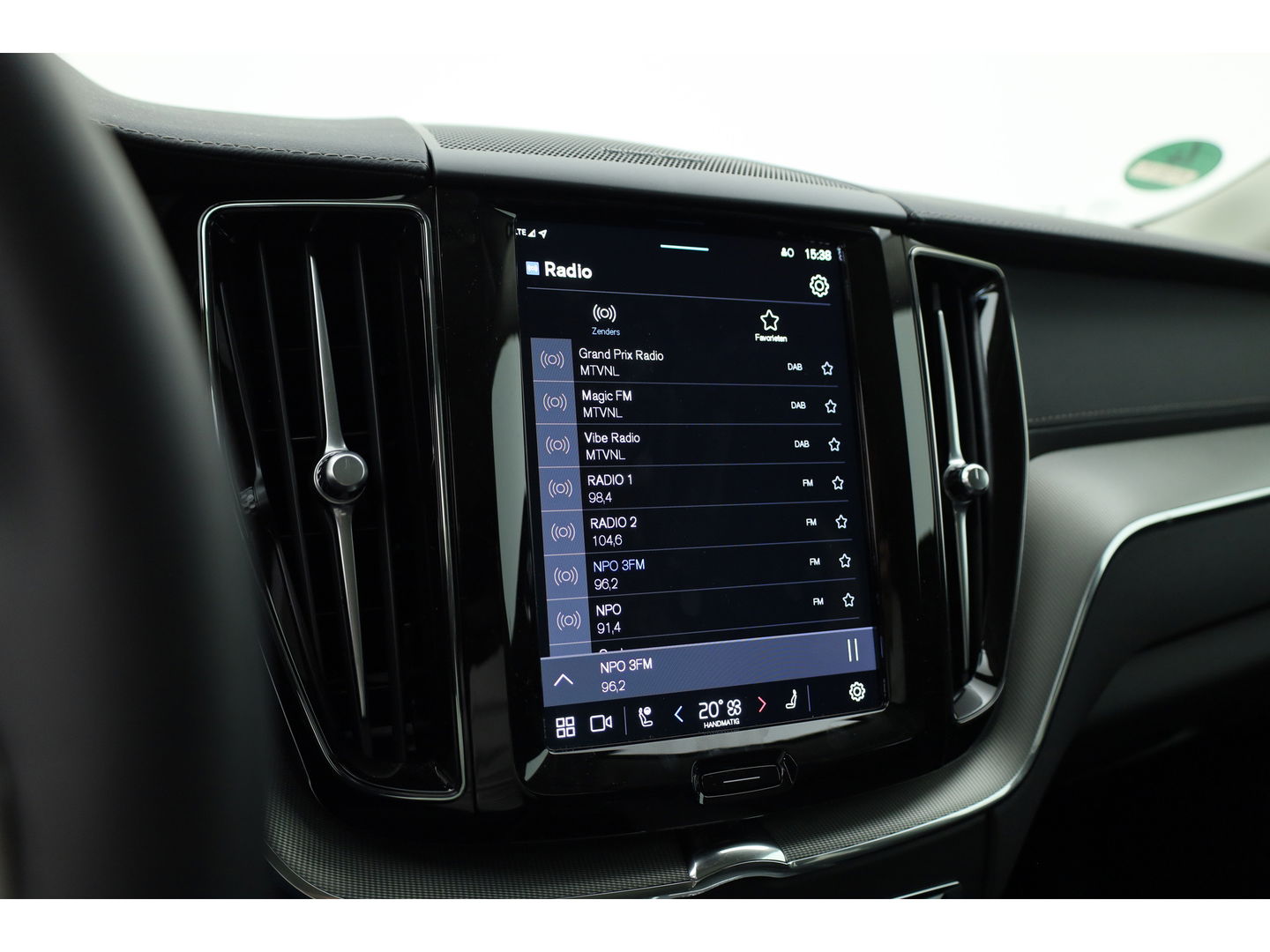 Volvo XC60 2.0 T8 Plug-in hybrid AWD Ultimate Dark | Head-up | 360 camera | Pano-dak | Stoel + stuurverw.