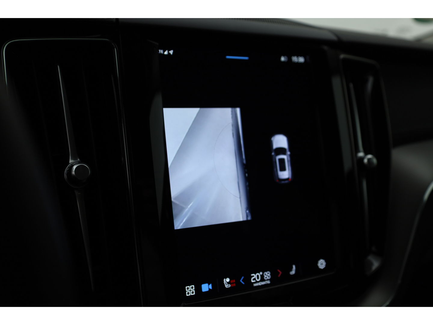 Volvo XC60 2.0 T8 Plug-in hybrid AWD Ultimate Dark | Head-up | 360 camera | Pano-dak | Stoel + stuurverw.