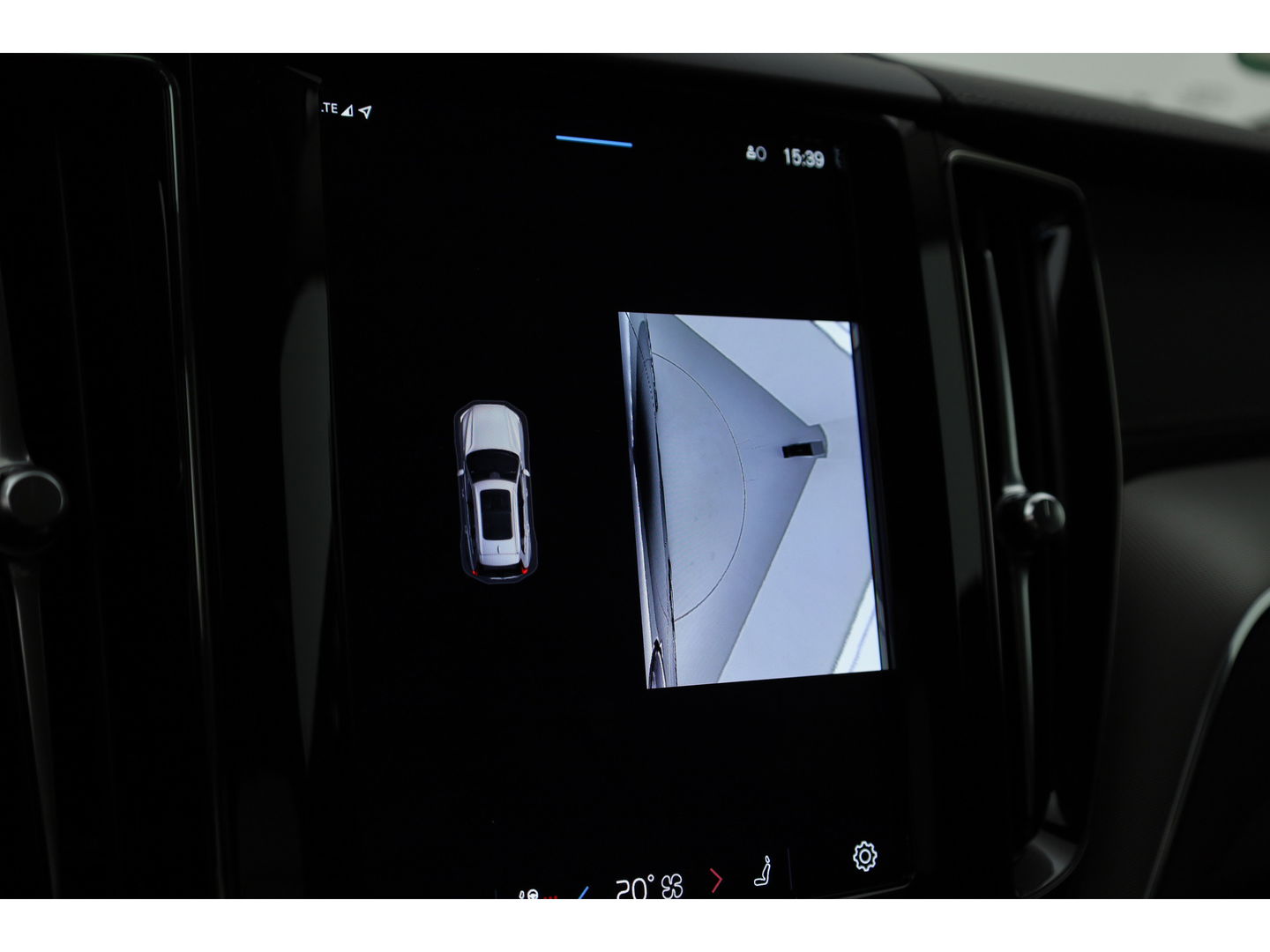 Volvo XC60 2.0 T8 Plug-in hybrid AWD Ultimate Dark | Head-up | 360 camera | Pano-dak | Stoel + stuurverw.