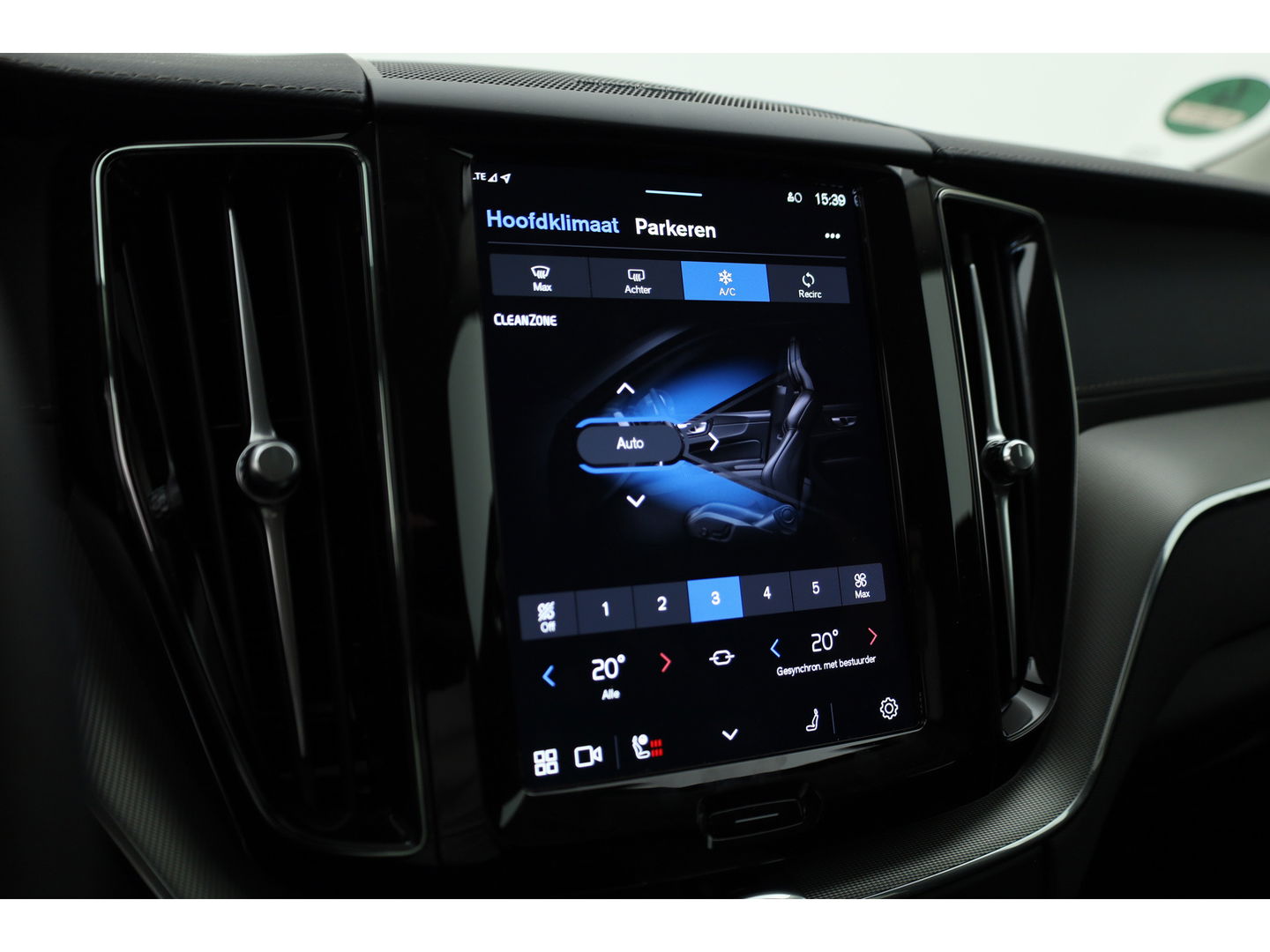 Volvo XC60 2.0 T8 Plug-in hybrid AWD Ultimate Dark | Head-up | 360 camera | Pano-dak | Stoel + stuurverw.