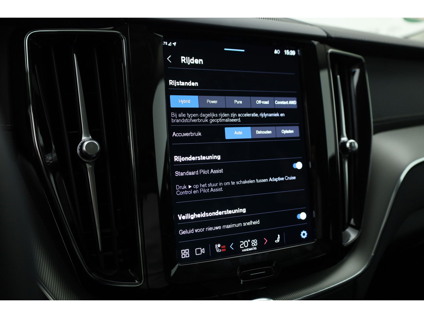 Volvo XC60 2.0 T8 Plug-in hybrid AWD Ultimate Dark | Head-up | 360 camera | Pano-dak | Stoel + stuurverw.