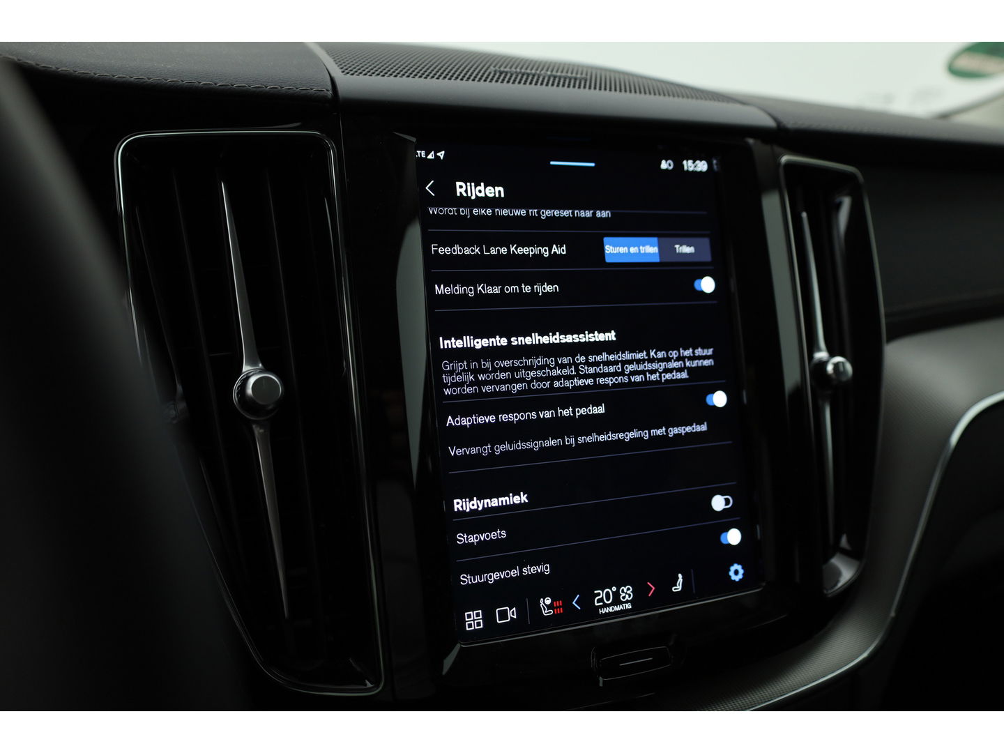 Volvo XC60 2.0 T8 Plug-in hybrid AWD Ultimate Dark | Head-up | 360 camera | Pano-dak | Stoel + stuurverw.