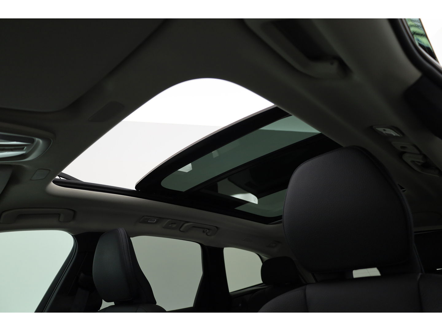 Volvo XC60 2.0 T8 Plug-in hybrid AWD Ultimate Dark | Head-up | 360 camera | Pano-dak | Stoel + stuurverw.