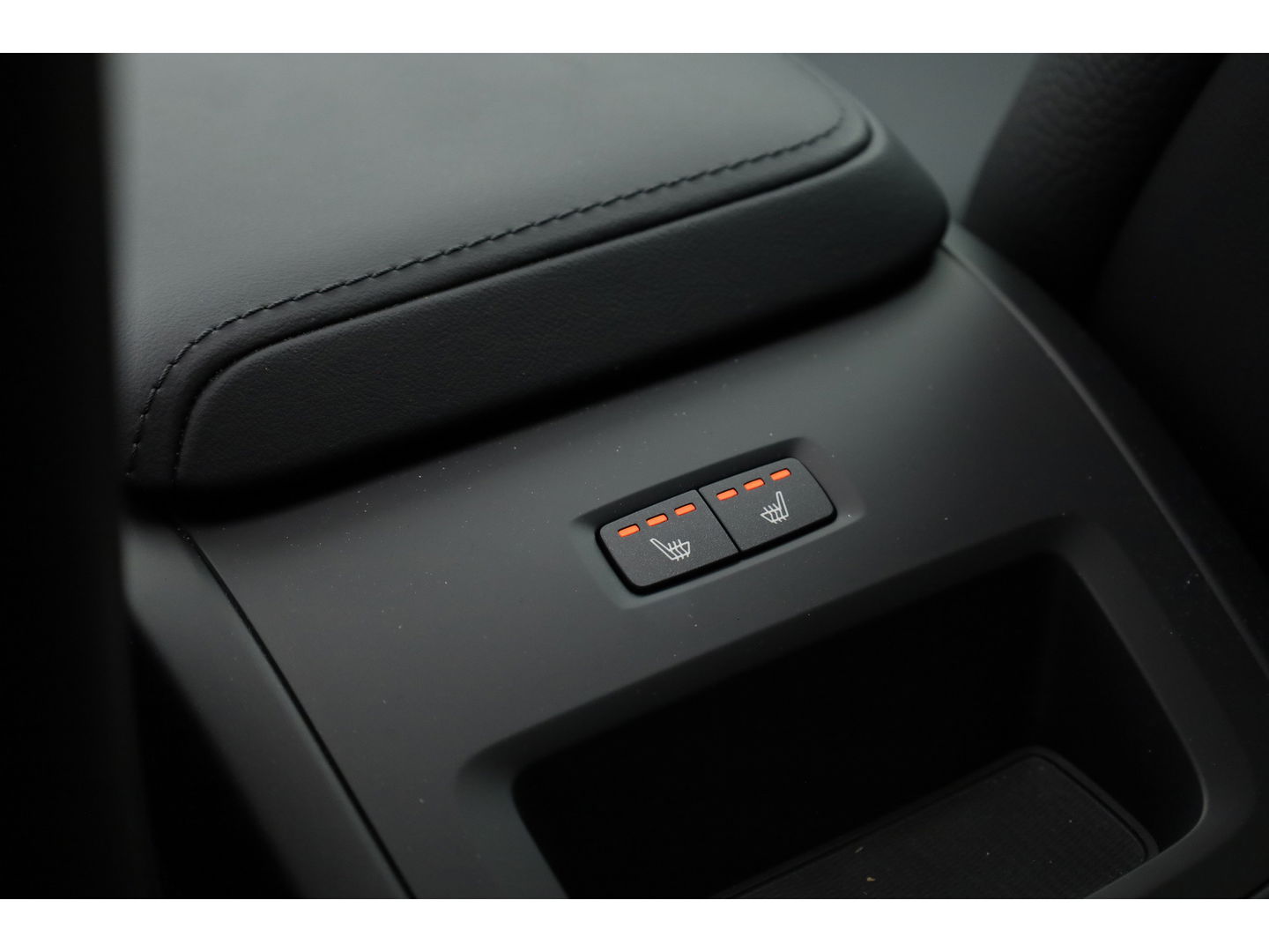 Volvo XC60 2.0 T8 Plug-in hybrid AWD Ultimate Dark | Head-up | 360 camera | Pano-dak | Stoel + stuurverw.