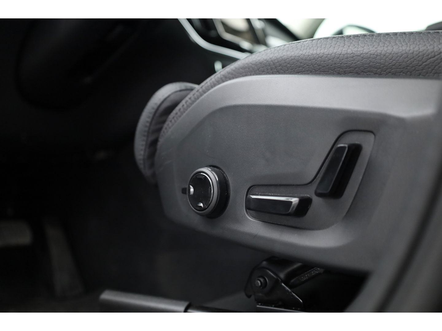 Volvo XC60 2.0 T8 Plug-in hybrid AWD Ultimate Dark | Head-up | 360 camera | Pano-dak | Stoel + stuurverw.