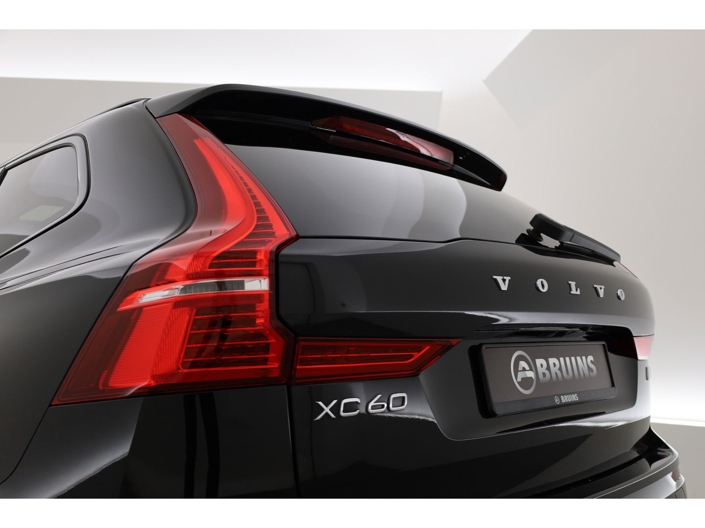 Volvo XC60 2.0 T8 Plug-in hybrid AWD Ultimate Dark | Head-up | 360 camera | Pano-dak | Stoel + stuurverw.