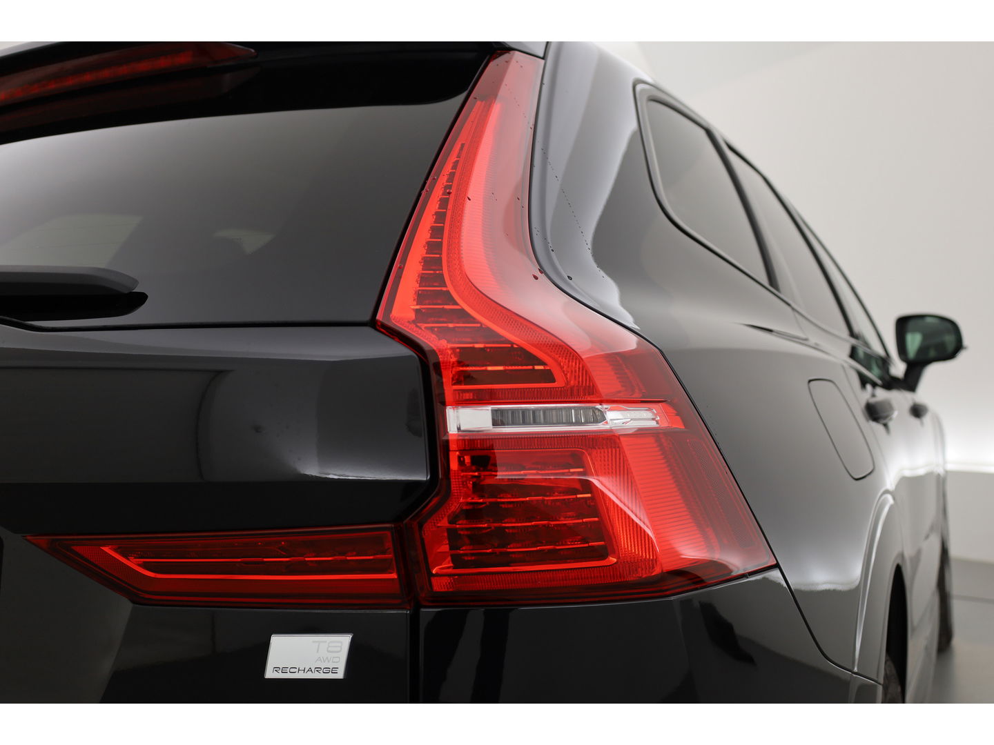 Volvo XC60 2.0 T8 Plug-in hybrid AWD Ultimate Dark | Head-up | 360 camera | Pano-dak | Stoel + stuurverw.