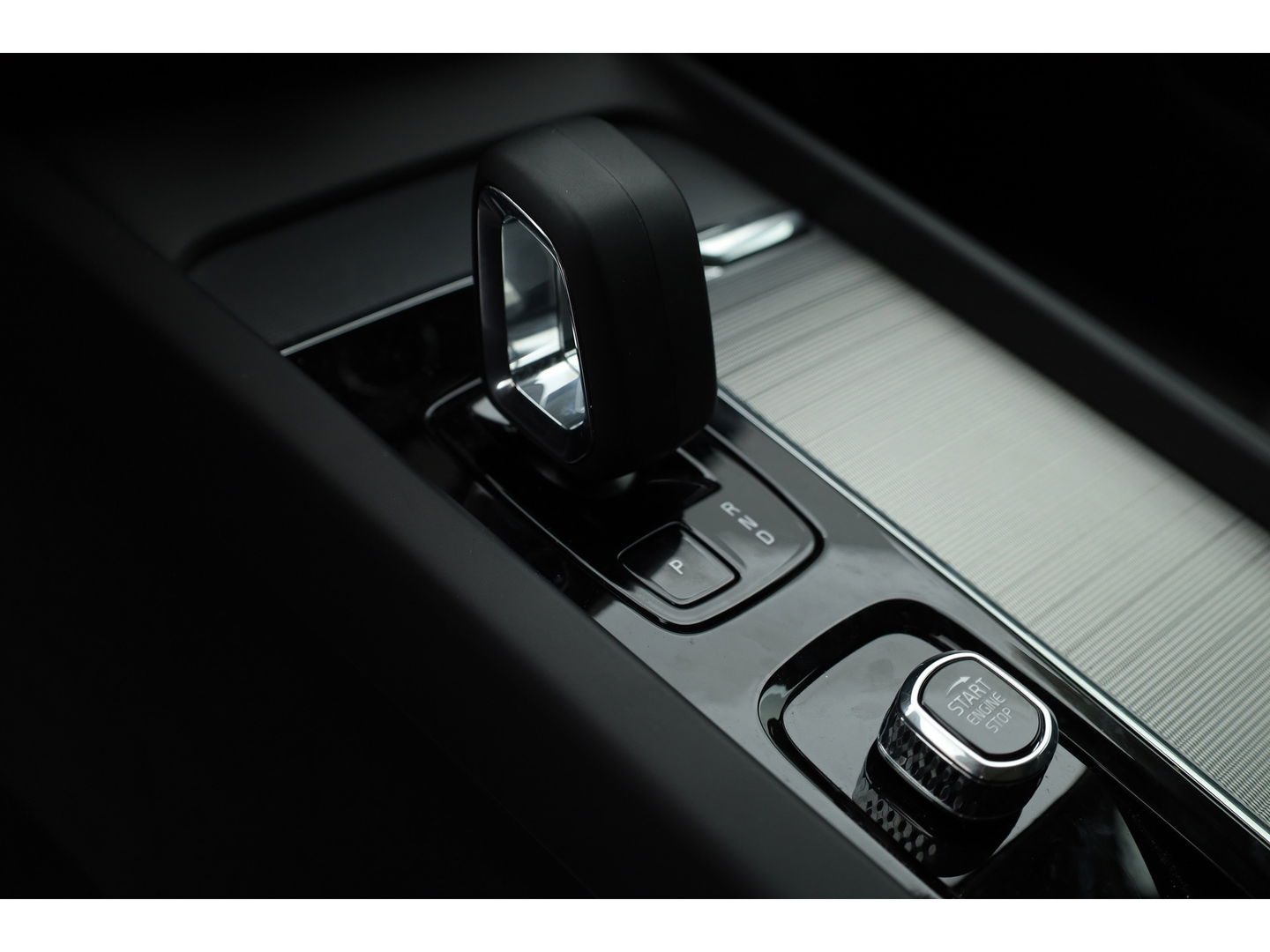 Volvo XC60 2.0 T8 Plug-in hybrid AWD Ultimate Dark | Head-up | 360 camera | Pano-dak | Stoel + stuurverw.