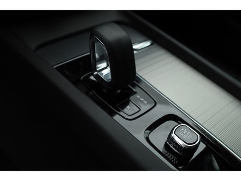 Volvo XC60 2.0 T8 Plug-in hybrid AWD Ultimate Dark | Head-up | 360 camera | Pano-dak | Stoel + stuurverw.