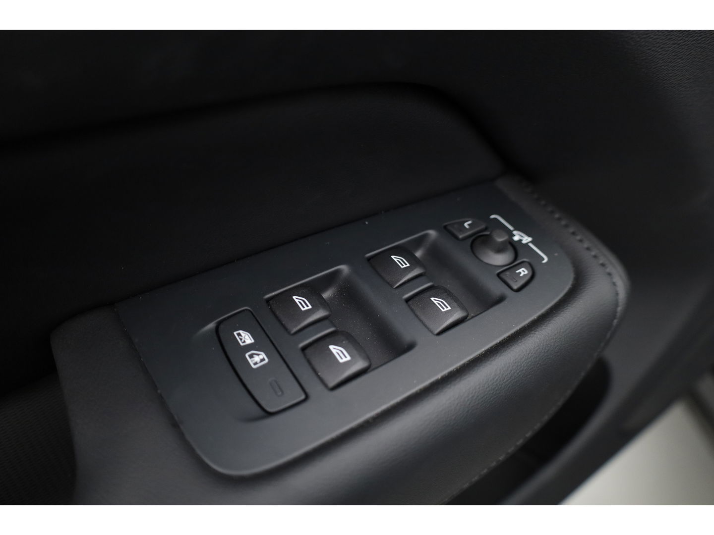 Volvo XC60 2.0 T8 Plug-in hybrid AWD Ultimate Dark | Head-up | 360 camera | Pano-dak | Stoel + stuurverw.