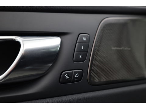 Volvo XC60 2.0 T8 Plug-in hybrid AWD Ultimate Dark | Head-up | 360 camera | Pano-dak | Stoel + stuurverw.