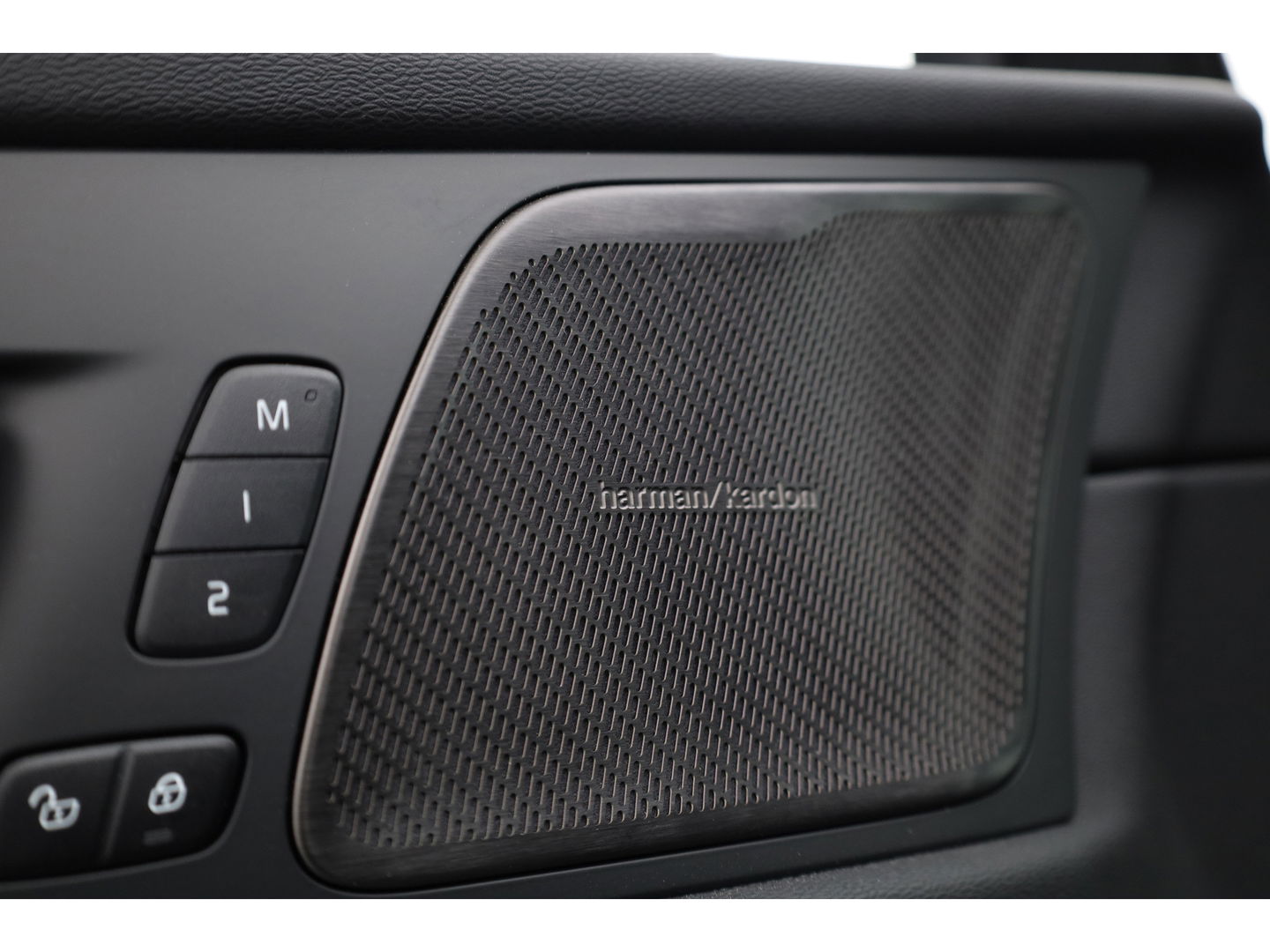 Volvo XC60 2.0 T8 Plug-in hybrid AWD Ultimate Dark | Head-up | 360 camera | Pano-dak | Stoel + stuurverw.