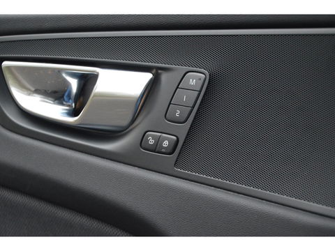 Volvo XC60 T6 Hybride Plus Dark Long Range | Camera | Stoel + Stuur Verwarming | Panormadak | BLIS |