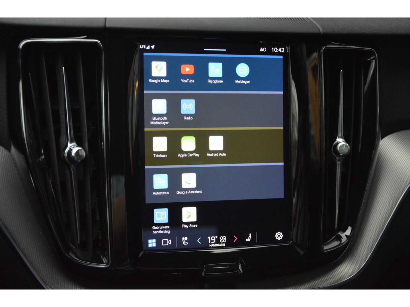 Volvo XC60 T6 Hybride Plus Dark Long Range | Camera | Stoel + Stuur Verwarming | Panormadak | BLIS |