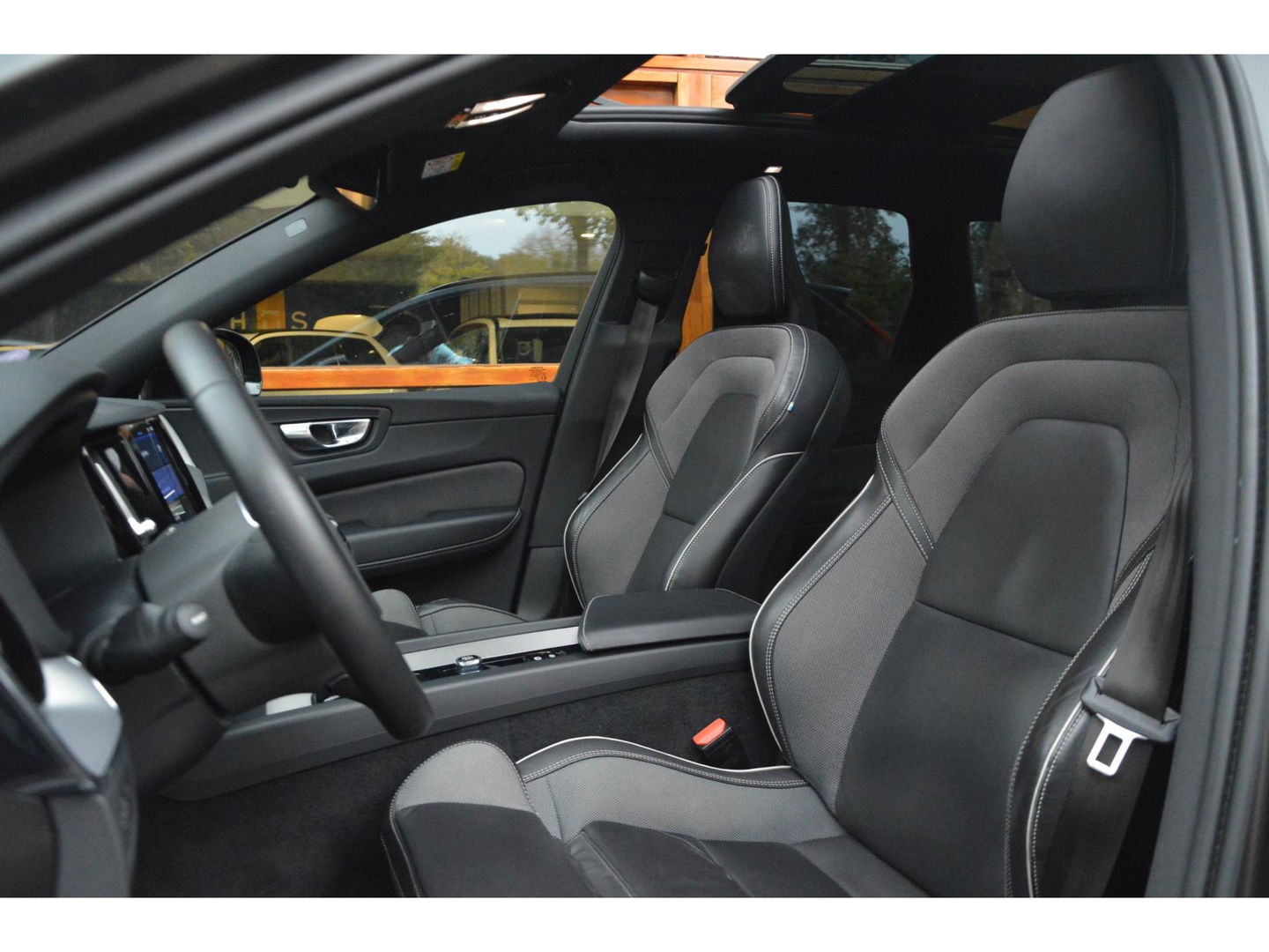 Volvo XC60 T6 Hybride Plus Dark Long Range | Camera | Stoel + Stuur Verwarming | Panormadak | BLIS |