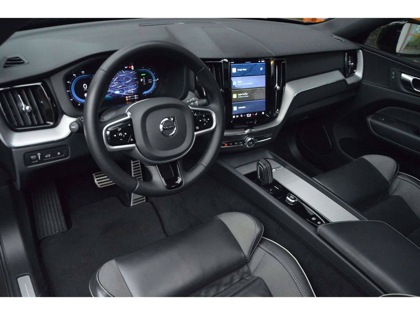 Volvo XC60 T6 Hybride Plus Dark Long Range | Camera | Stoel + Stuur Verwarming | Panormadak | BLIS |