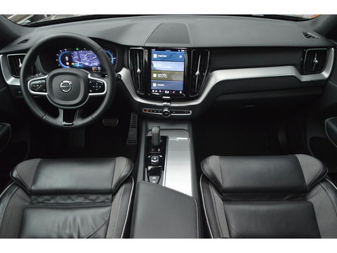 Volvo XC60 T6 Hybride Plus Dark Long Range | Camera | Stoel + Stuur Verwarming | Panormadak | BLIS |