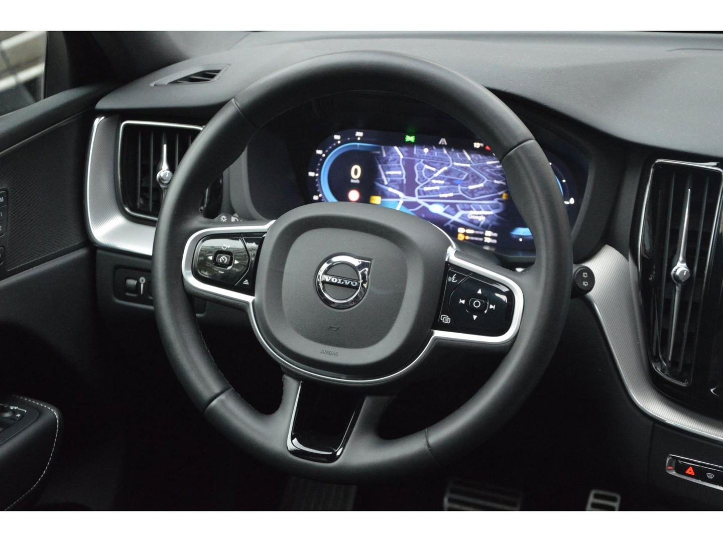 Volvo XC60 T6 Hybride Plus Dark Long Range | Camera | Stoel + Stuur Verwarming | Panormadak | BLIS |