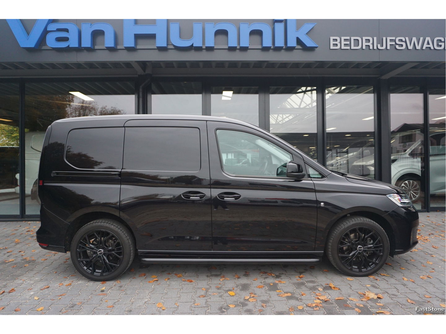Volkswagen Caddy 2.0TDI 122PK DSG AUT Black Edition BPM VRIJ!! Apple Carplay, Camera, LED, 18" Velgen, Trekhaak C02