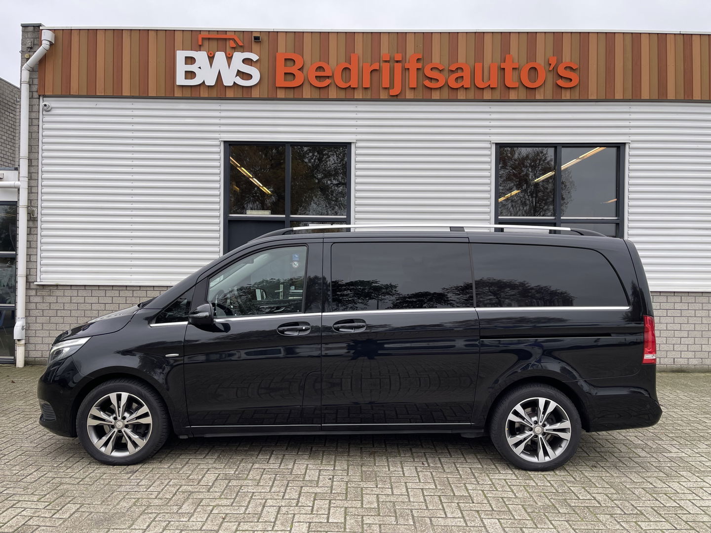 Mercedes-Benz V-Klasse 250d 190pk automaat Lang L2H1 DC 5 persoons Avantgarde / vaste prijs rijklaar € 39.950 marge / lease vanaf € 652 / zwart leer / electrische schuifdeuren / zwart metallic / burmester