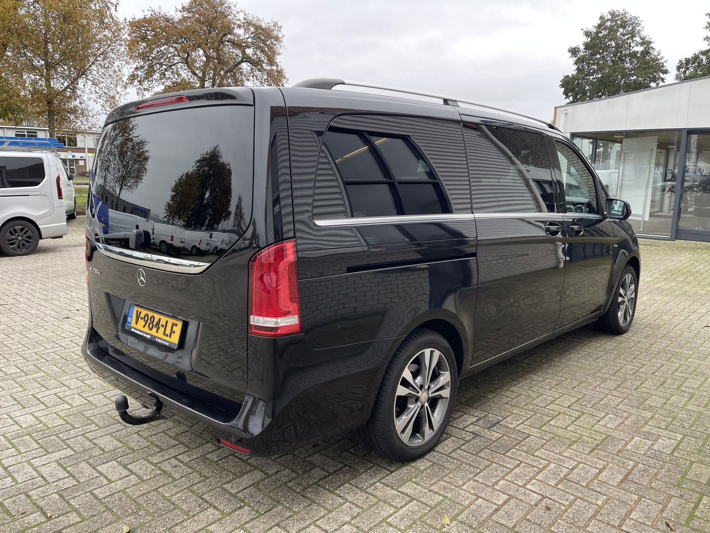 Mercedes-Benz V-Klasse 250d 190pk automaat Lang L2H1 DC 5 persoons Avantgarde / vaste prijs rijklaar € 39.950 marge / lease vanaf € 652 / zwart leer / electrische schuifdeuren / zwart metallic / burmester