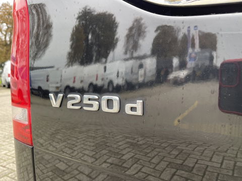 Mercedes-Benz V-Klasse 250d 190pk automaat Lang L2H1 DC 5 persoons Avantgarde / vaste prijs rijklaar € 39.950 marge / lease vanaf € 652 / zwart leer / electrische schuifdeuren / zwart metallic / burmester