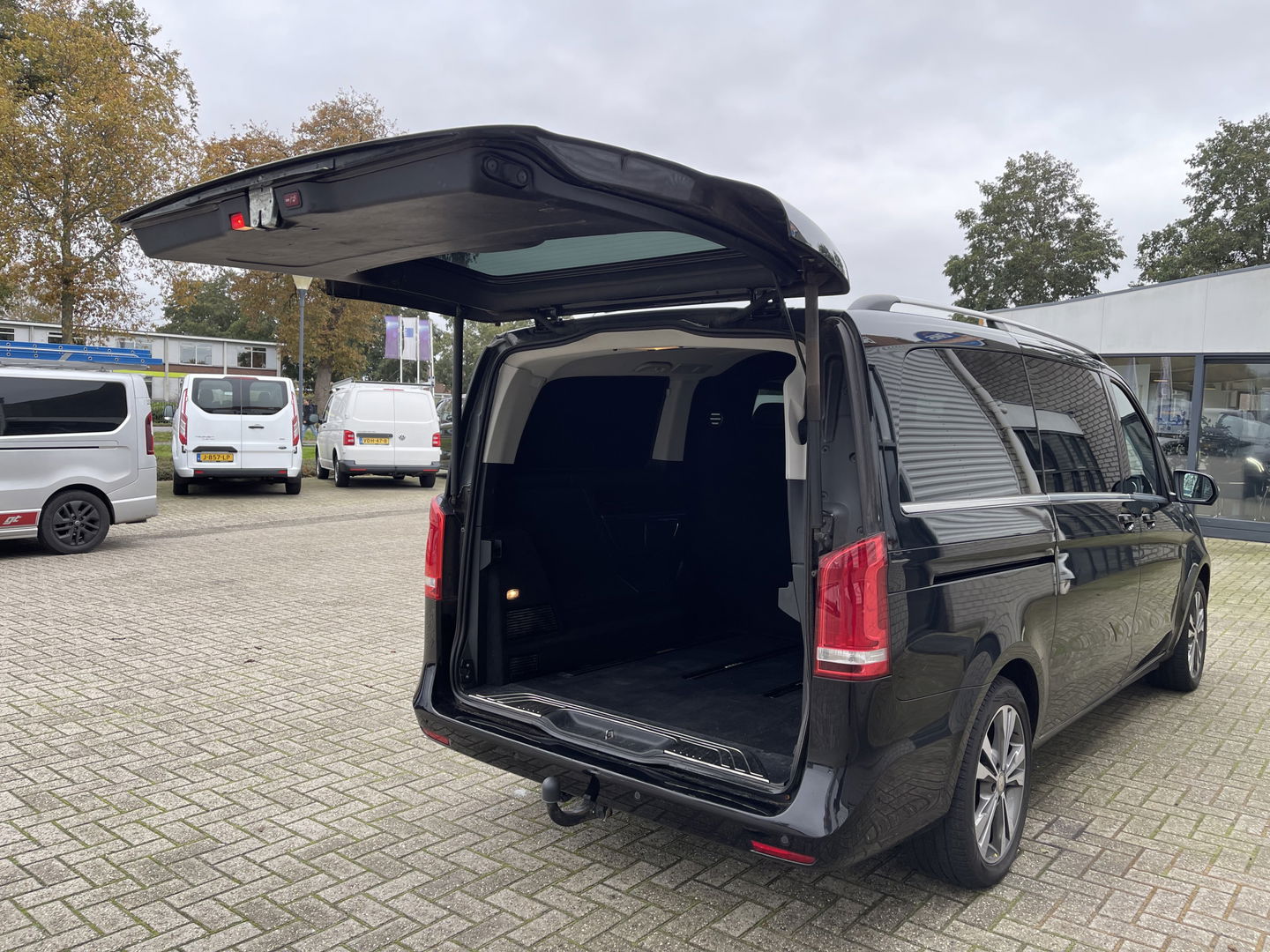 Mercedes-Benz V-Klasse 250d 190pk automaat Lang L2H1 DC 5 persoons Avantgarde / vaste prijs rijklaar € 39.950 marge / lease vanaf € 652 / zwart leer / electrische schuifdeuren / zwart metallic / burmester