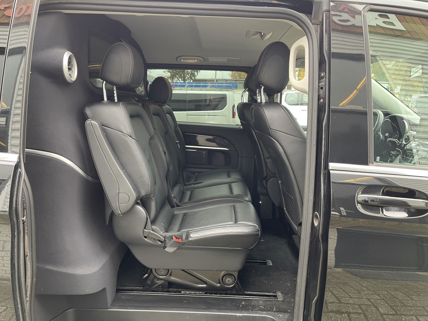 Mercedes-Benz V-Klasse 250d 190pk automaat Lang L2H1 DC 5 persoons Avantgarde / vaste prijs rijklaar € 39.950 marge / lease vanaf € 652 / zwart leer / electrische schuifdeuren / zwart metallic / burmester