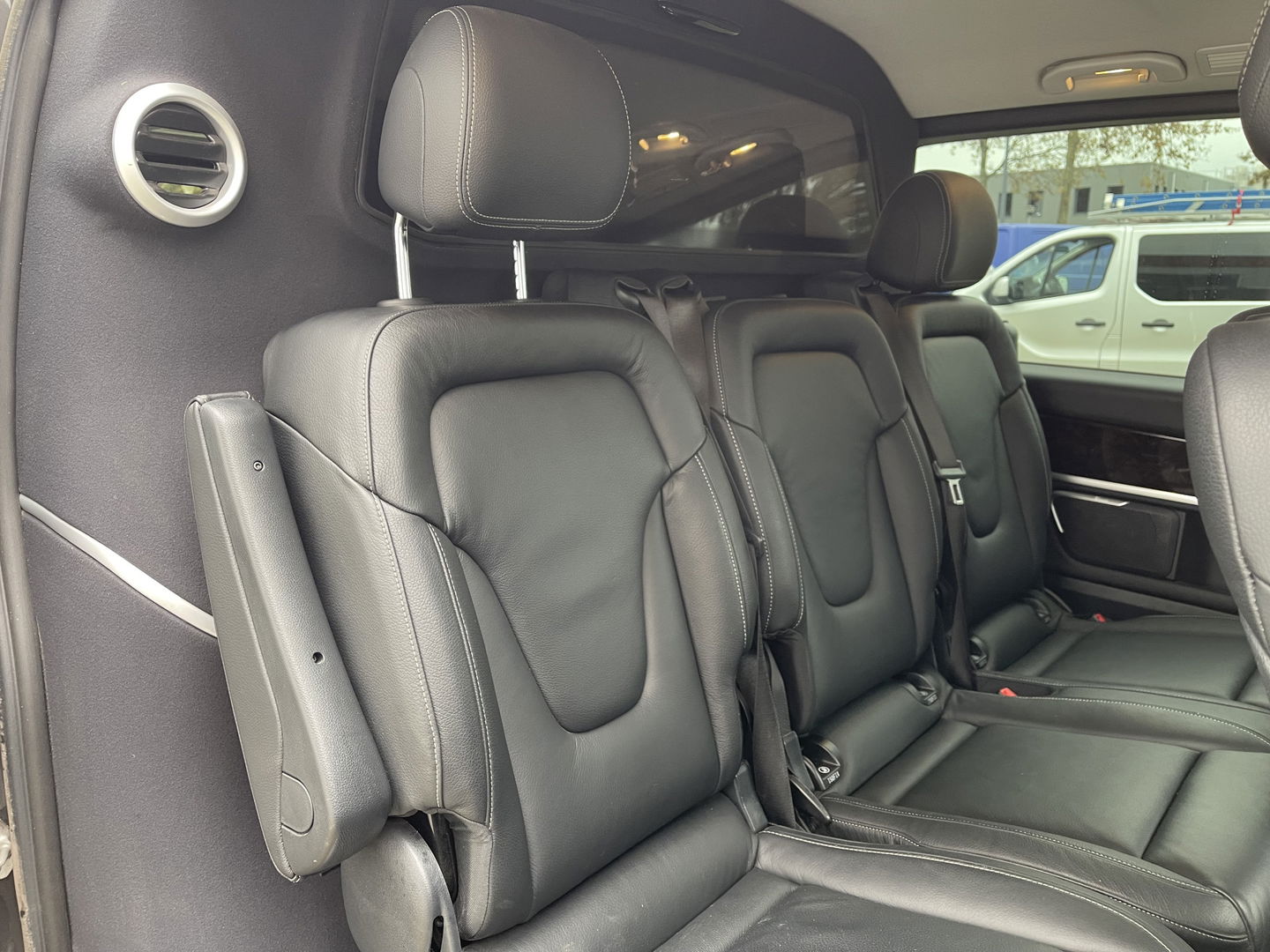 Mercedes-Benz V-Klasse 250d 190pk automaat Lang L2H1 DC 5 persoons Avantgarde / vaste prijs rijklaar € 39.950 marge / lease vanaf € 652 / zwart leer / electrische schuifdeuren / zwart metallic / burmester