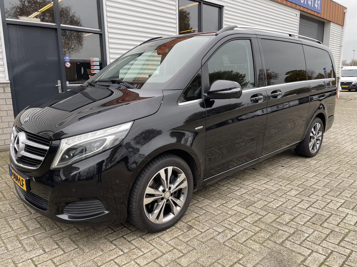 Mercedes-Benz V-Klasse 250d 190pk automaat Lang L2H1 DC 5 persoons Avantgarde / vaste prijs rijklaar € 39.950 marge / lease vanaf € 652 / zwart leer / electrische schuifdeuren / zwart metallic / burmester